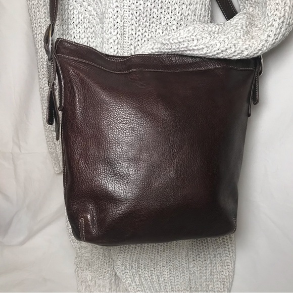 ROOTS VINTAGE MADE IN CANADA 100% LEATHER BROWN BUCKET CROSSBODY SHOULDER BAG - Picture 2 of 9